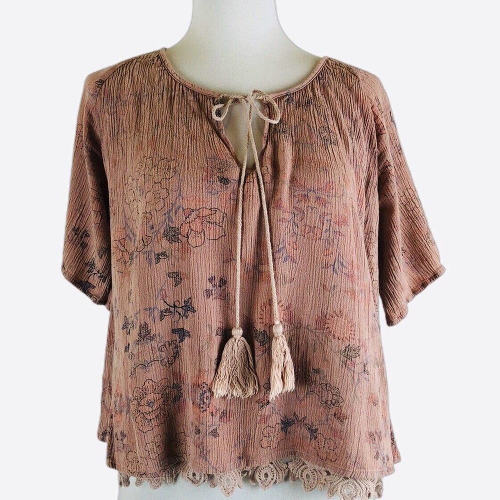 Gimmicks BKE Boho Cropped Blouse Lace Trim Tassel Tie